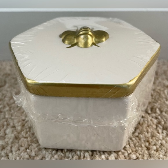 NIP Porcelain Queen Bee Gilded Jewelry Trinket Box White & Gold Hexagonal - Picture 2 of 4